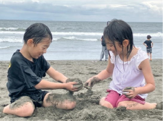 湘南の海で遊ぶ子どもたちの写真